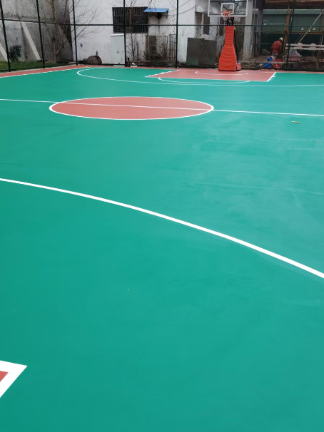 东西湖 球场长期使用易出现地面开裂